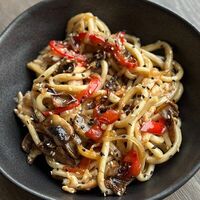 Лапша Wok с говядиной и перечным соусом в О2 Lounge cafe