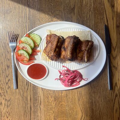 Свиные ребра на мангале в Campus Grill по цене 630 ₽