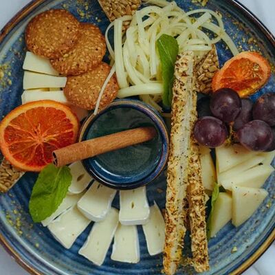 Ассорти из европейских сортов сыра в Роланд по цене 1380 ₽