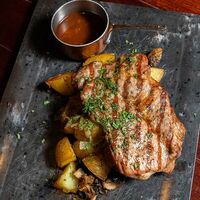 Большой кусок свинины с картофелем по-домашнему в Ресторан Мариус
