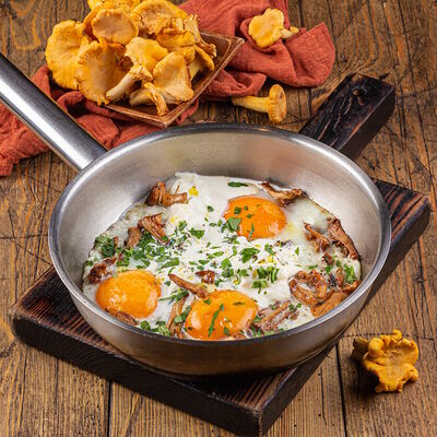 Яичница их трех яиц с лисичками и Страчателлой в Сыроварня по цене 700