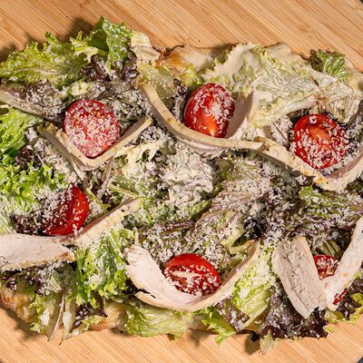 Пицца Цезарь в 4 СЫРА по цене 880 ₽