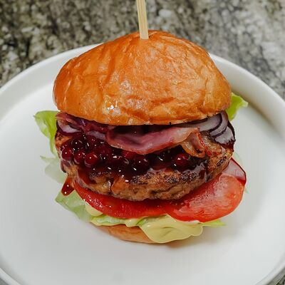 Бургер с бифштексом из свинины, бекон, соус брусничный барбекю в Кафе Nебо по цене 450 ₽