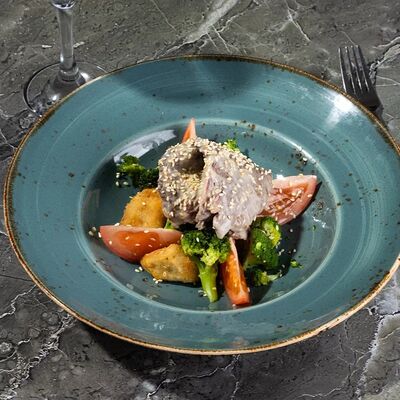 Гриль - салат с мраморной говядиной, паровыми брокколи и ореховым соусом в Фореста Фестиваль Парк по цене 790 ₽