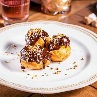 Профитроли с грильяжем в Фюнамбюль по цене 520 ₽