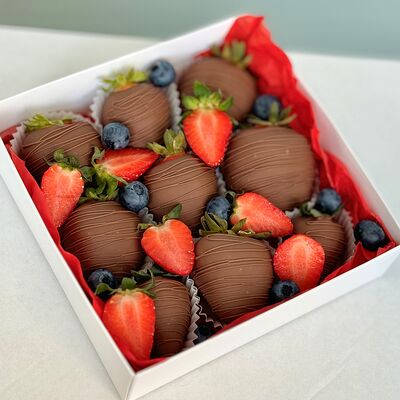 Клубника в бельгийском шоколаде с голубикой №1 в Cosmo Сakery по цене 2490 ₽