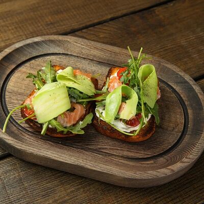 Брускетты с лососем на хлебе и копеным сыром в Потроха по цене 649