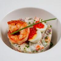 Оливье с креветками, тартаром из телятины и красной икрой в Lure Oysterbar