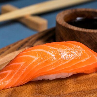 Суши Лосось в Рам Суши по цене 170 ₽