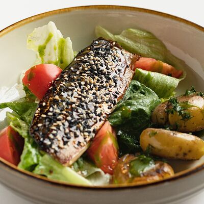 Скумбрия горячего копчения с мятым картофелем в CASPARY BRAU по цене 490 ₽