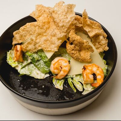 Салат цезарь с креветками в Ангария по цене 777 ₽