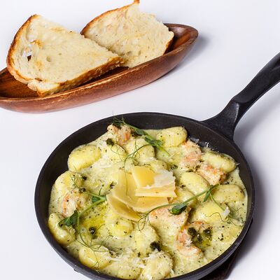 Ньокки с креветками в сливочном песто с хрустящей чиабаттой в Уголь по цене 990 ₽