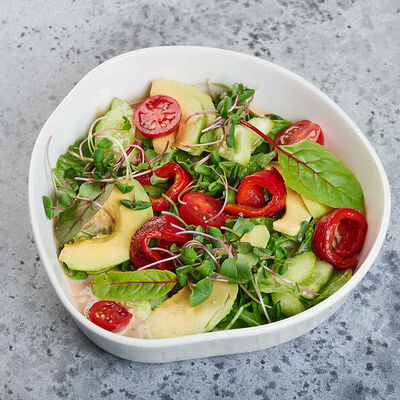 Салат из овощей с авокадо и соусом гамадари в Belochka по цене 550 ₽