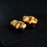 Запеченные суши с крабом в Sushi Yoshitake Omakase