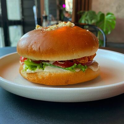 Бургер Цезарь в Бекки бар по цене 520 ₽