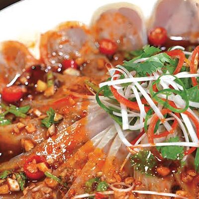 В10 Свиная рулька с чесноком 蒜泥肘花 в Charlie tea по цене 750 ₽