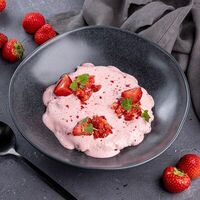 Каша рисовая с клубничным муссом в Encore Cafe