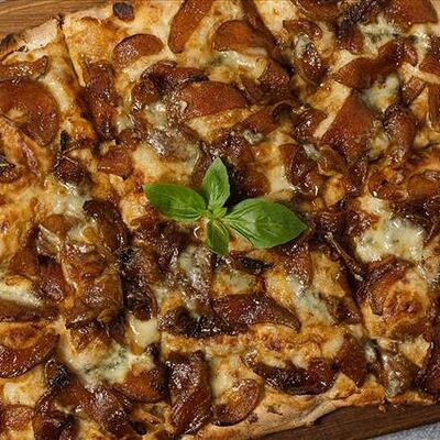 Фламбированная груша с горгонзоллой в Dolce Far Niente по цене 1250 ₽