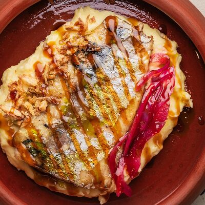 Стейк из белой рыбы с картофельным пюре в Мараули по цене 605 ₽