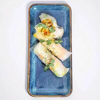 Спринг ролл с королевской креветкой в Osteria Amici