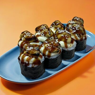 Запеченный ролл с мидиями в Мак и манго по цене 400 ₽