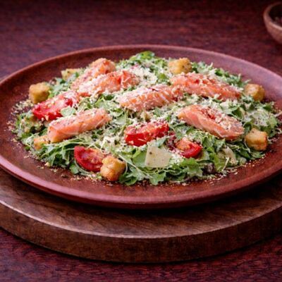 Салат Цезарь с сёмгой в Оджах по цене 670 ₽