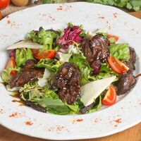 Тёплый салат с куриной печенью в Мушмула