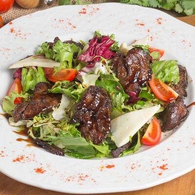 Тёплый салат с куриной печенью в Мушмула по цене 259