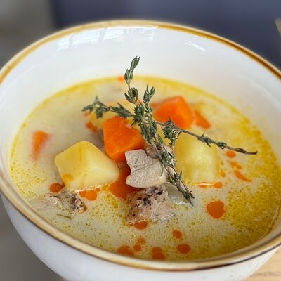 Уха сливочная с лососем и окунемв Pellegrino по цене 385 ₽