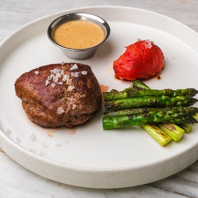 Филе Миньон со спаржей и томатом в Bisou Bisou Bistro по цене 1490 ₽