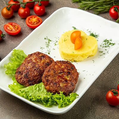 Домашняя куриная котлета с картофельным пюре в Грузинский дом по цене 670 ₽