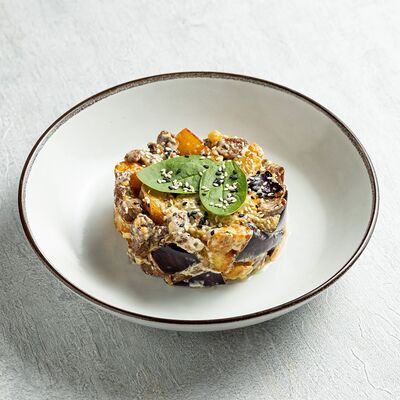 Теплый салат с говядиной и баклажанами в Bandeatos по цене 803 ₽