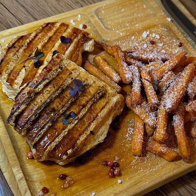 Пара свиных стейков с бататом фрив В завязке по цене 990 ₽