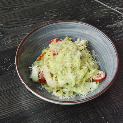 Спагетти с кальмаром, сливочным песто и вялеными томатами в Гости, бистро по цене 360 ₽