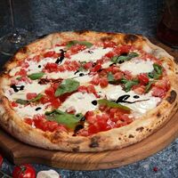 Пицца со страчателлой и томатами в Mama Roma
