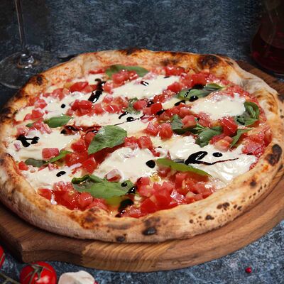 Пицца со страчателлой и томатами в Mama Roma по цене 630 ₽