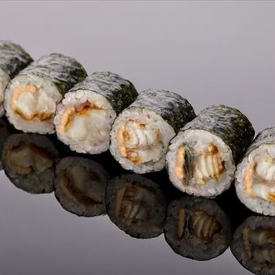 Ролл с копченым угрем в остром соусе в Bluefin по цене 920 ₽