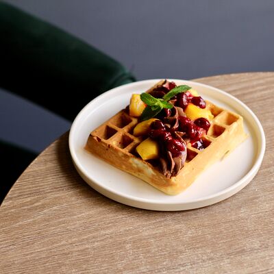 Вафля с шоколадным крем-чизом, манго и вишневым соусом в Локация кофе по цене 580 ₽