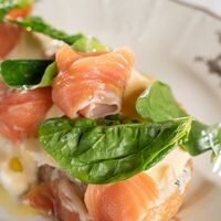 Бенедикт с красной рыбой и лимонным сыром в Лобби бар