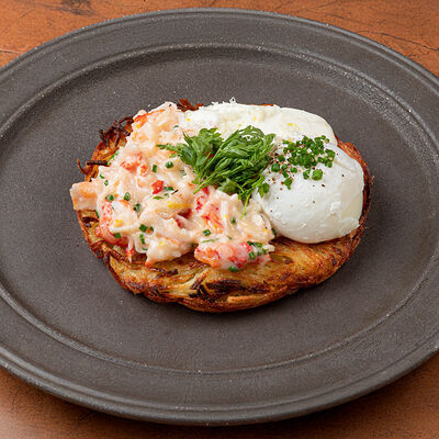 Запеченный драник, Кинг-краб, копченая сметана, яйцо пашот в Maya по цене 1890 ₽