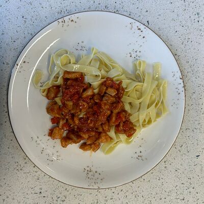 Паста с курицей в кисло-сладком соусе в Кофеин по цене 350