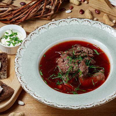 Борщ из мраморной говядины с копчёной сметаной в Больше чем мясо по цене 645 ₽