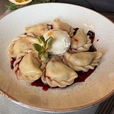 Вареники с вишней и мороженымв Старый город по цене 650 ₽