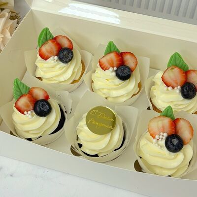 Капкейки с днем рождения с ягодами в Кондитерская Конфетка Питер по цене 1800 ₽