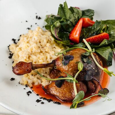 Утиная ножка с булгуром и клубнично-апельсиновым соусом в Just Bar & Kitchen по цене 1050 ₽