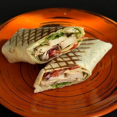 Бурито с курицей и овощами в Блин & Coffee по цене 312 ₽