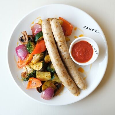 Печёные овощи с рублеными куриными сосисками в Zanoza Open Bar по цене 950 ₽