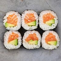 Ролл с лососем и авокадо в Nippon