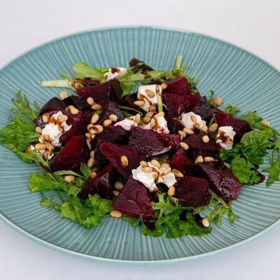 Салат из печеной свёклы с творожным муссом в Daddys pub по цене 465 ₽
