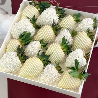 Клубника в шоколаде в наборе Снежный в Chocoboom по цене 3864 ₽